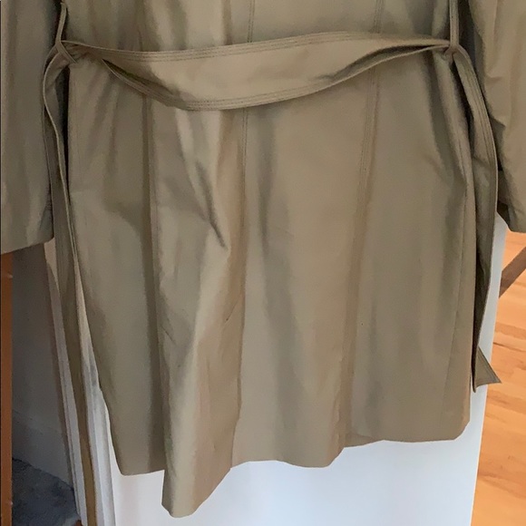 Back of trenchcoat - Picture 3 of 3